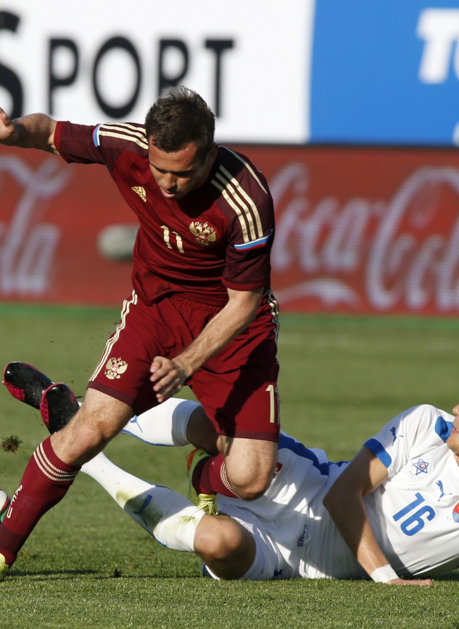 Russia's Aleksandr Kerzhakov (L) fights for the ball with Slovakia's Kornel Salata during their friendly soccer match in the Petrovsky Stadium in St. Petersburg May 26, 2014. REUTERS/Sergei Karpukhin (RUSSIA - Tags: SPORT SOCCER) - RTR3QYD8